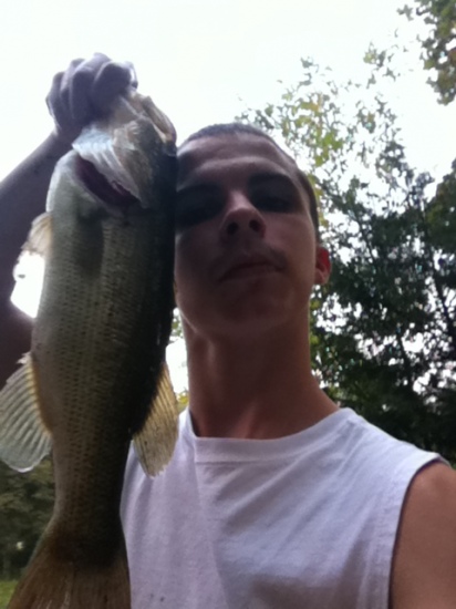 I cought this nice bass at my moms freinds pond I didnt have anything to way it but i would say 3lbs or more 17 inch fish