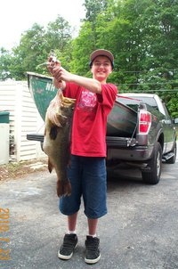 i caught this largemouth in NH it weighed 8lbs 8oz on a bass pro xps topknocker