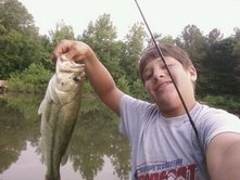 i cought this bass in dalton ga at a pond beyind my house it weighd bout 5 pounds and cought it with a blue and yellow sparkling rattle trap.